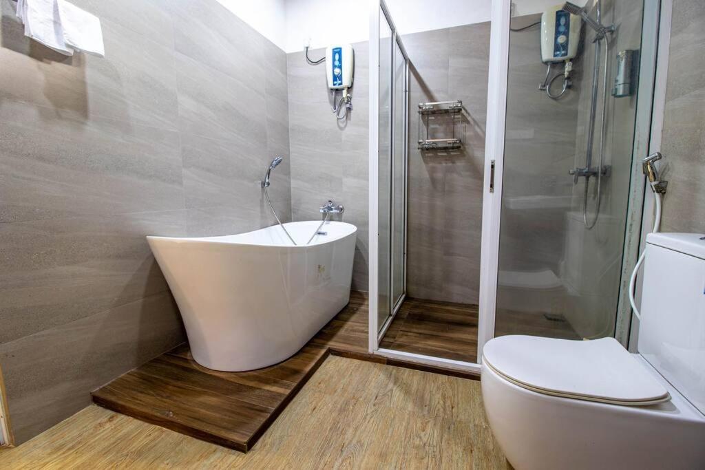 Будинок відпочинку Spacious 4br 4ba Family Wt Balcony & Lavish Garden *