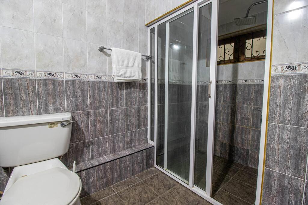 Ferienhaus Spacious 4br 4ba Family Wt Balcony & Lavish Garden