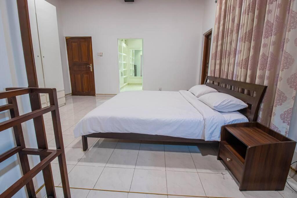 Spacious 4br 4ba Family Wt Balcony & Lavish Garden *