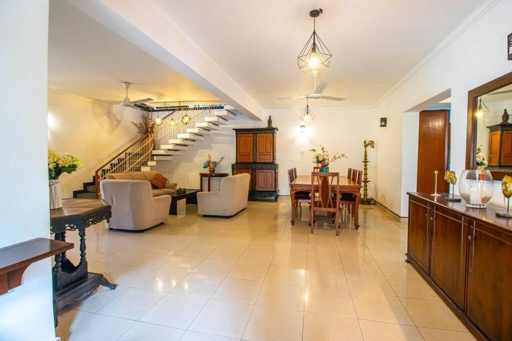 Spacious 4br 4ba Family Wt Balcony & Lavish Garden Ferienhaus Ratmalana