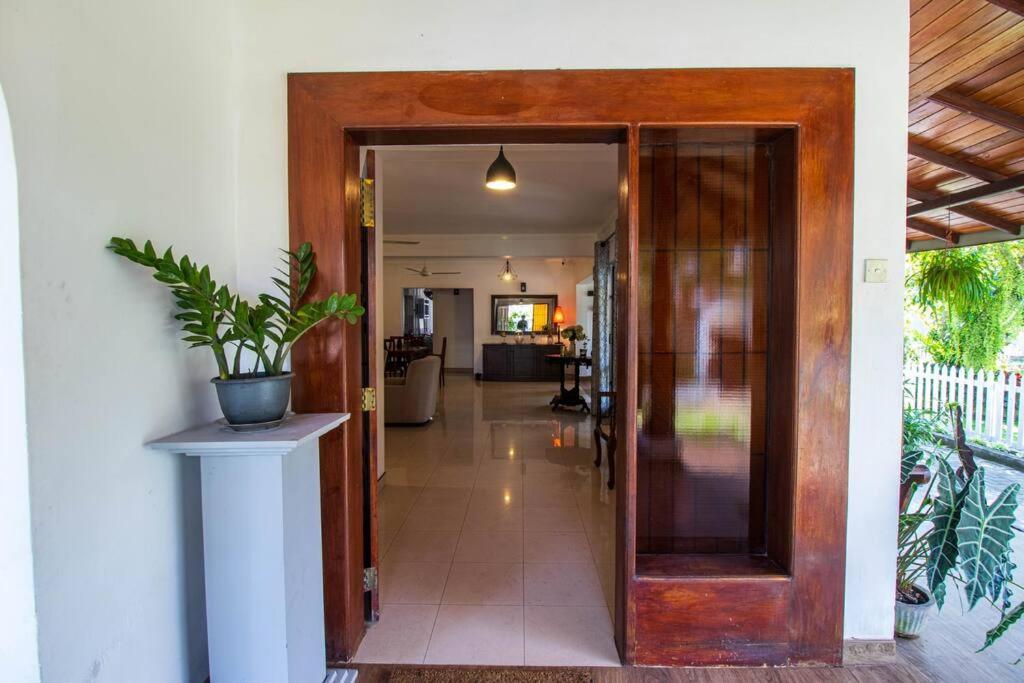 Spacious 4br 4ba Family Wt Balcony & Lavish Garden Ferienhaus Ratmalana