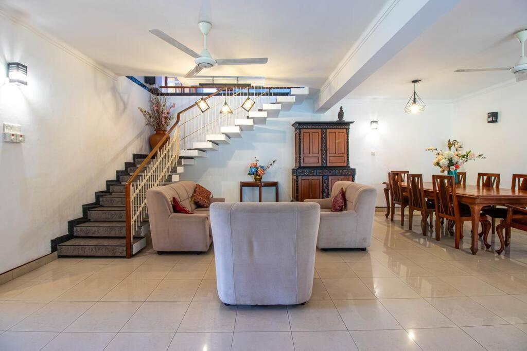 Spacious 4br 4ba Family Wt Balcony & Lavish Garden *